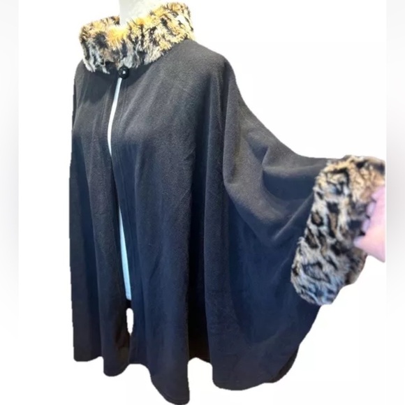 Women's Black Batwing Poncho Cape Leopard Faux Fur Collar Cuffs Size Large - Picture 1 of 6